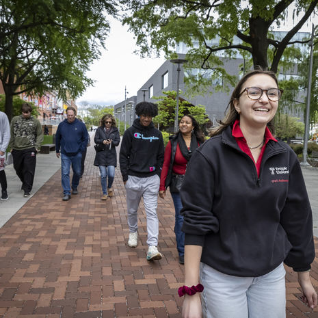 orientation leader giving a campus tour. 