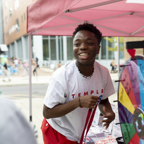 A Temple Votes ambassador with a student at a tabling event