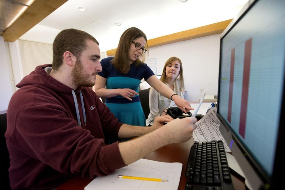  Temple faculty points out the path to success to CST students.